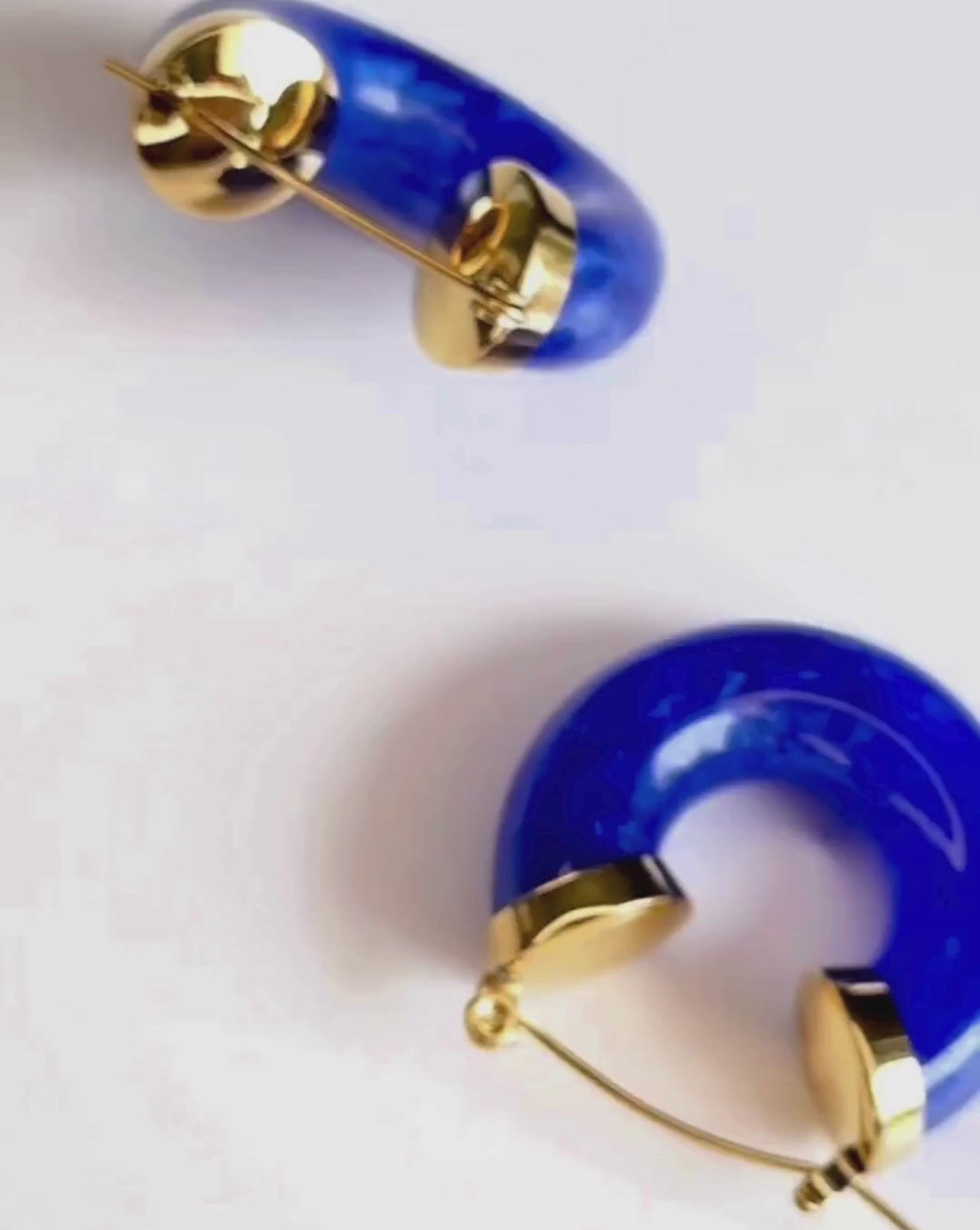 ORECCHINI A CERCHIO COLORATI SAMUI ORECCHINI A CERCHIO COLORATI SAMUI